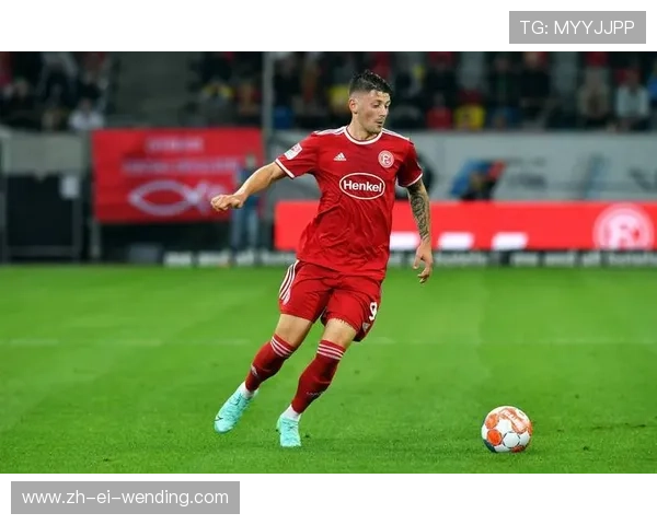 足球背身拿球的运用在支点型前锋战术中作用有多大